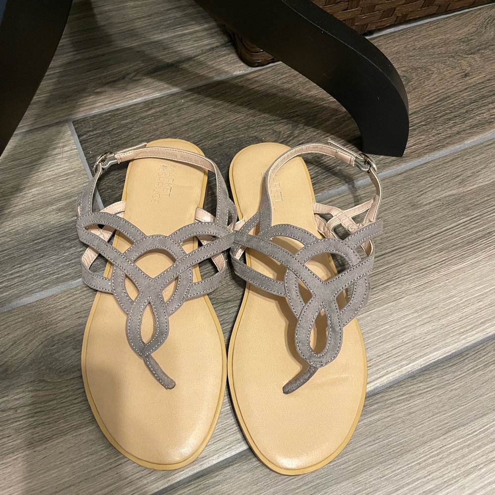 Women’s grey market & spruce sandals Sz 6.5 NWOT